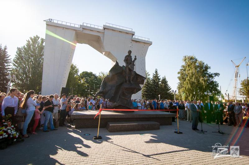  спортивный комплекс "Вертикаль", в который входит памятник легендарному поэту, исполнителю и актеру Владимиру Высоцкому и скалодром 