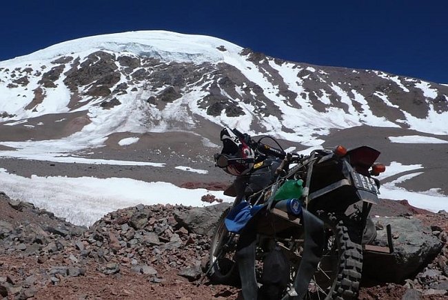 Подъезд на мотоцикле Максима Кауча (Maximo Kausch) к вершине Olivares (6.220 м)