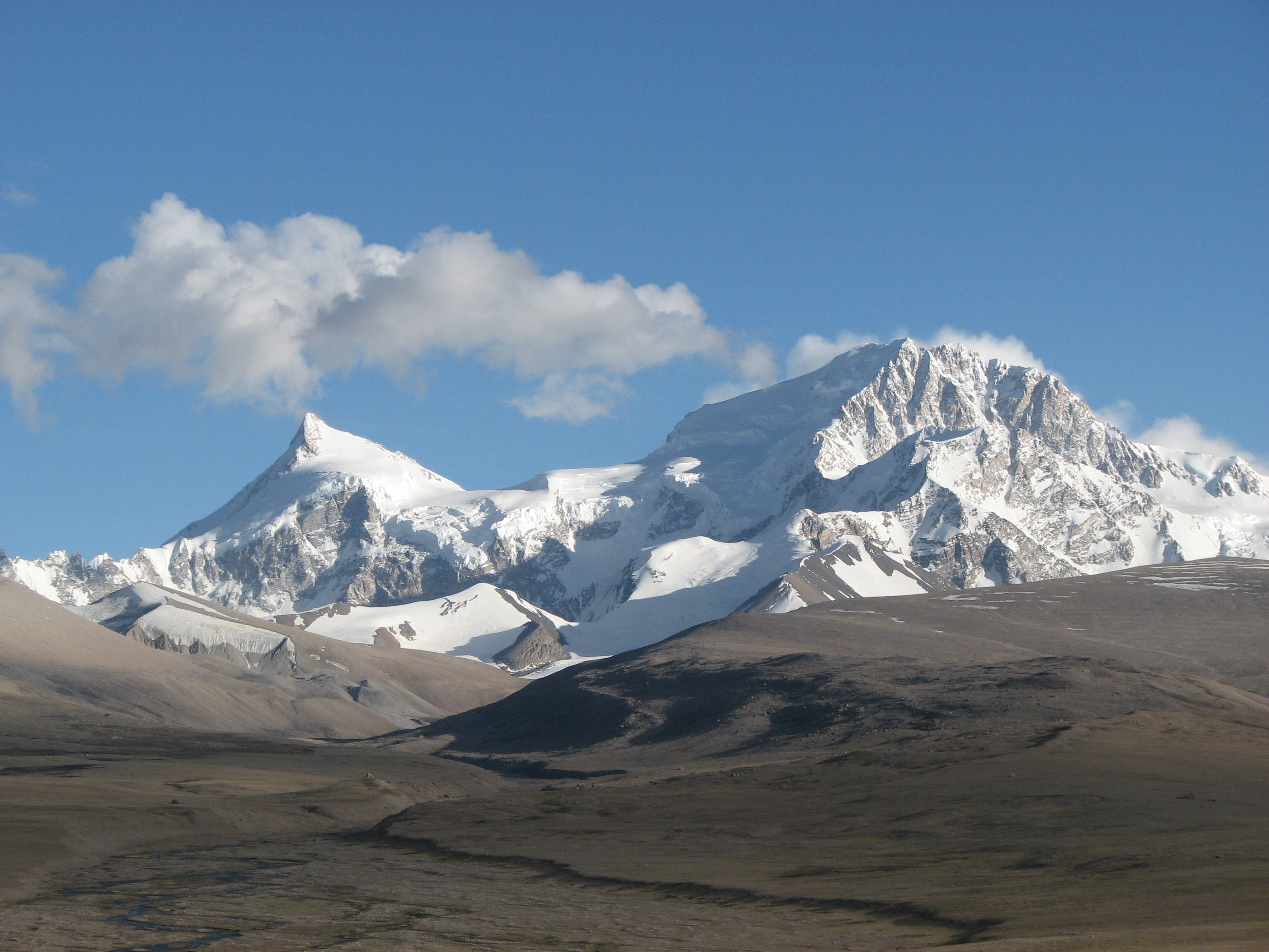 Phola Gangchen (7716 м, слева) и Шишабангма (Shisha Pangma, 8013 м, справа). Вид из Базового лагеря 