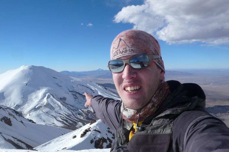 Максимо Кауч (Maximo Kausch) показывает вершину нового шеститысячника Capurata (6013 м) в Боливии