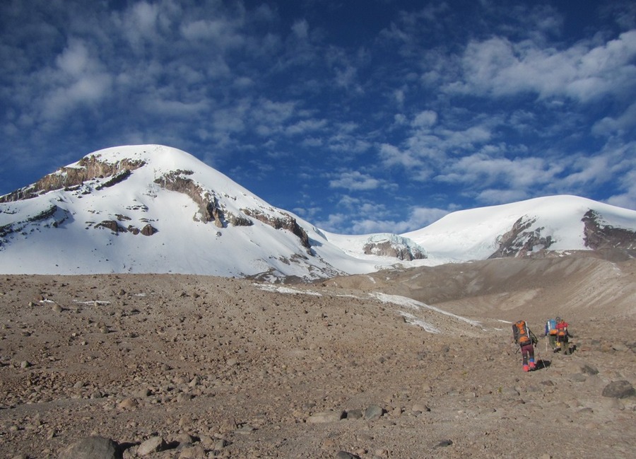 Максимо Кауч (Maximo Kausch) на подходе к вершинам Coropuna (Coropuna Norte (6.405 м) и- Coropuna Oeste (6.390 м)