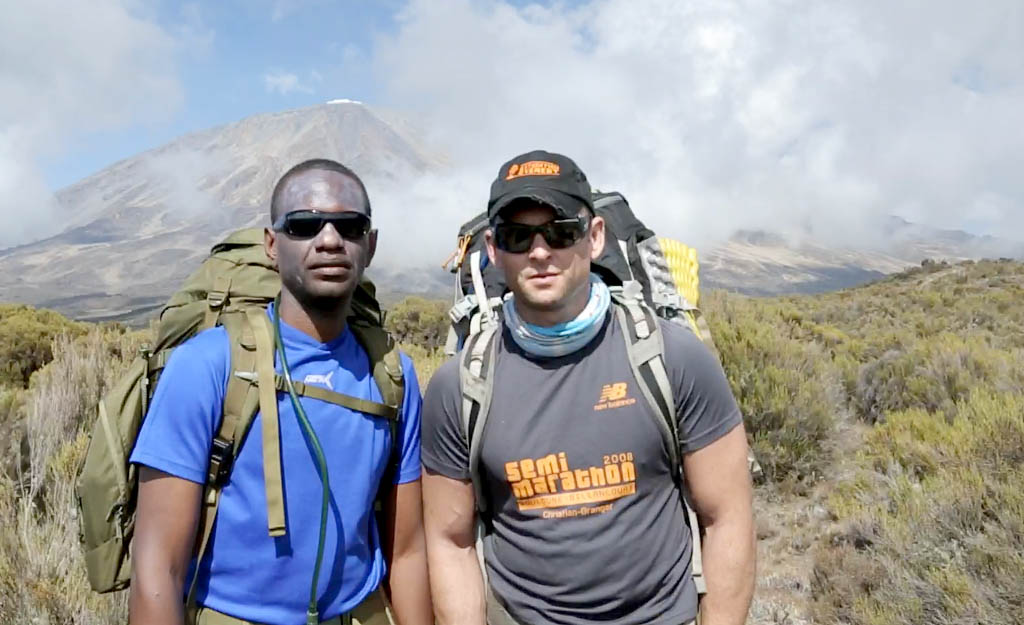 Стив Оббай (Steve Obbayi) и Тоби Стори-Пью ( Toby Storie-Pugh) при восхождении на Килиманджаро в рамках подготовки к проекту покорения Эвереста 