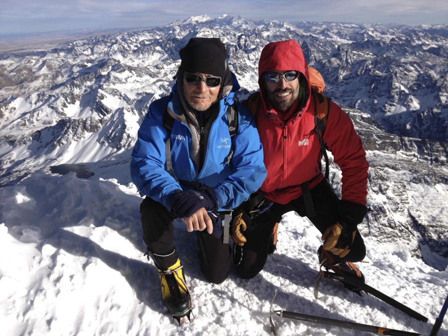  Карлос Сория (Carlos Soria) и Сито Каркавилла (Sito Carcavilla) на вершине Уайна Потоси (Huayna Potosi, 6088 м). Боливия, август 2013 года 