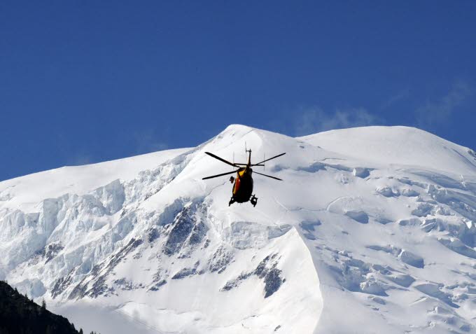 Спасательный вертолет на фоне массива Монблана