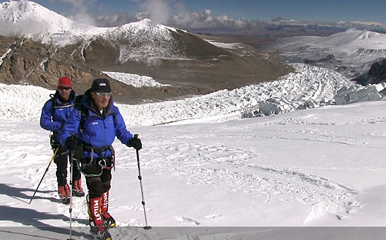 74-х летний альпинист Карлос Сория (Carlos Soria) в восхождении на восьмитысячник Шишапангма. сентябрь 2013