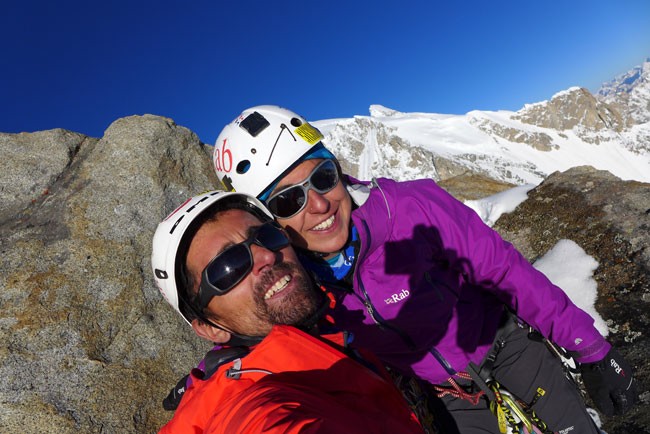 Даниэла Тейшира (Daniela Teixeira) и Пауло Рошо (Paulo Roxo) на вершине Капура Южная (Kapura South, 6350 м)