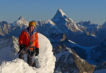 Мик Фаулер (Mick Fowler) на вершине горы Shiva (6.142м). 2012 год. На заднем фоне - гора Киштвар Кайлаш (Kishtwar Kailash, 6444 м)