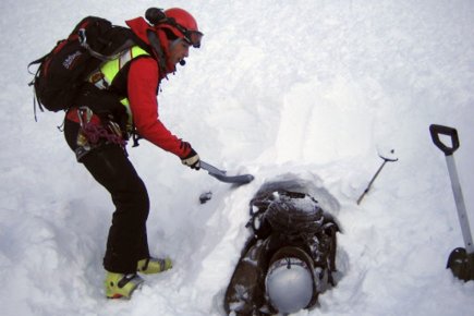  8 февраля 2010 года. На фото - момент спасения молодого швейцарского фрирайдера, который остался жив, проведя 17 часов, будучи практически полностью засыпанным лавиной.