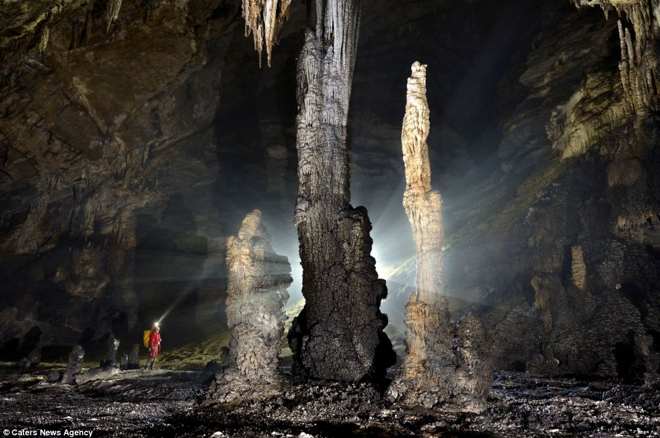 Огромные сталагмиты в пещере