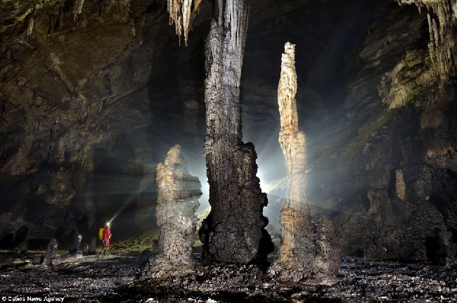 Огромные сталагмиты в пещере