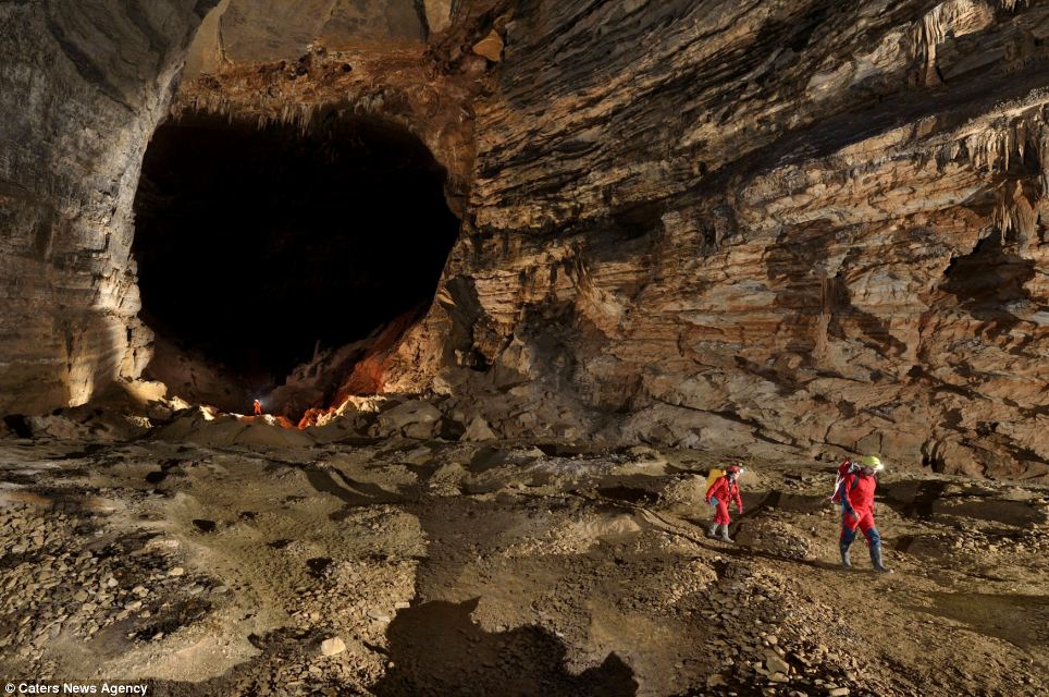 Duncan Collis и Erin Lynch проходят по одному из туннелей, названного "Море спокойствия" в пещере Сан-Ван Донг (San Wang Dong)