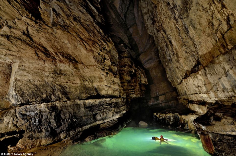 Кристально чистые бассейны и медленно движущиеся потоки воды позволяют облегчить изучение Quankou Dongs  - главной реки системы пещер. 