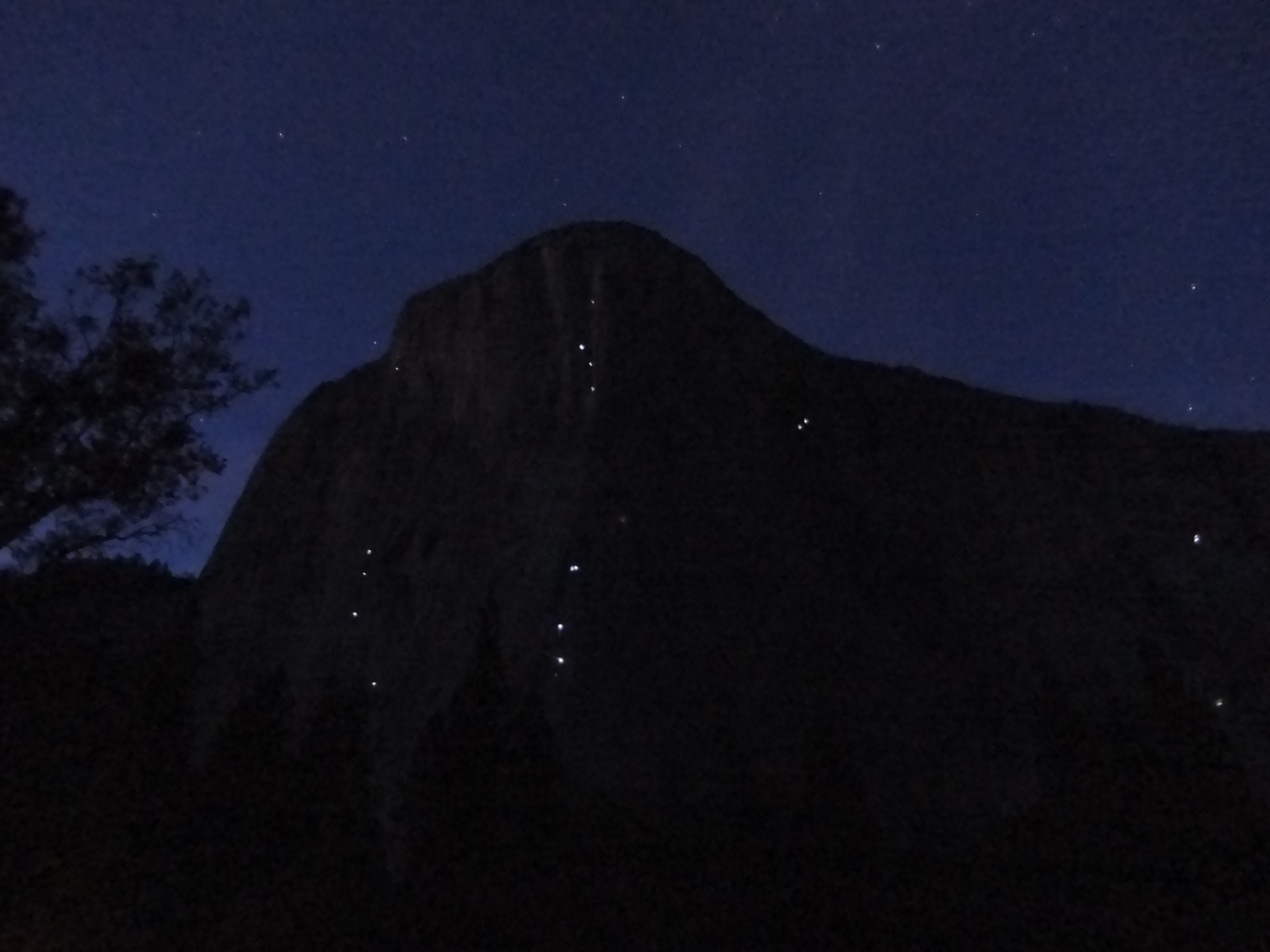Альпинисты ночью в Йосемити на Эль-Капитане 