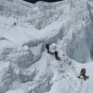 Альпинисты проходят опасный ледопад у CampII на Манаслу