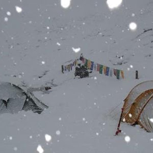 Снегопад с Базовом лагере Лхоцзе