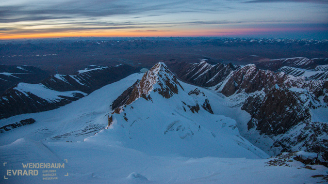 Вид с вершины пика Кызыл Аскер ( Kyzyl Asker) на горный хребет Кокшаалтау 