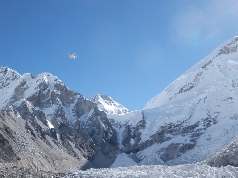 Беспилотный аппарат (квадрокоптер) итальянской команды над ледопадом Кхумбу