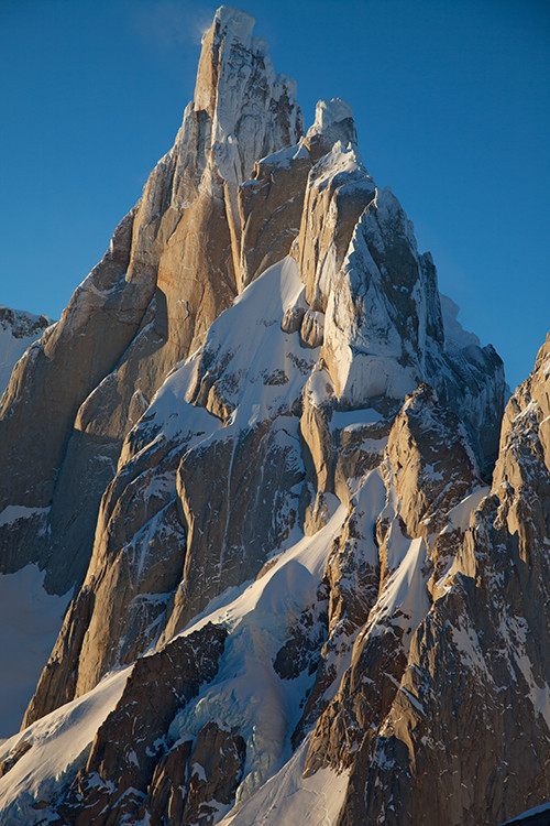 Горный массив Cerro Torre в Аргентине вскоре после восхода солнца. Вид на вершины Cerro Torre, Torre Egger, Cerro Standhart. Фото Jon Griffith