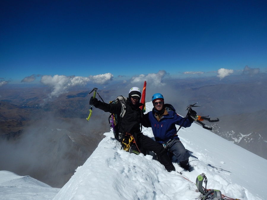  Эдвина Эспиноза и Натан Хилд на вершине Салкантай (Salkantay, 6279 м)