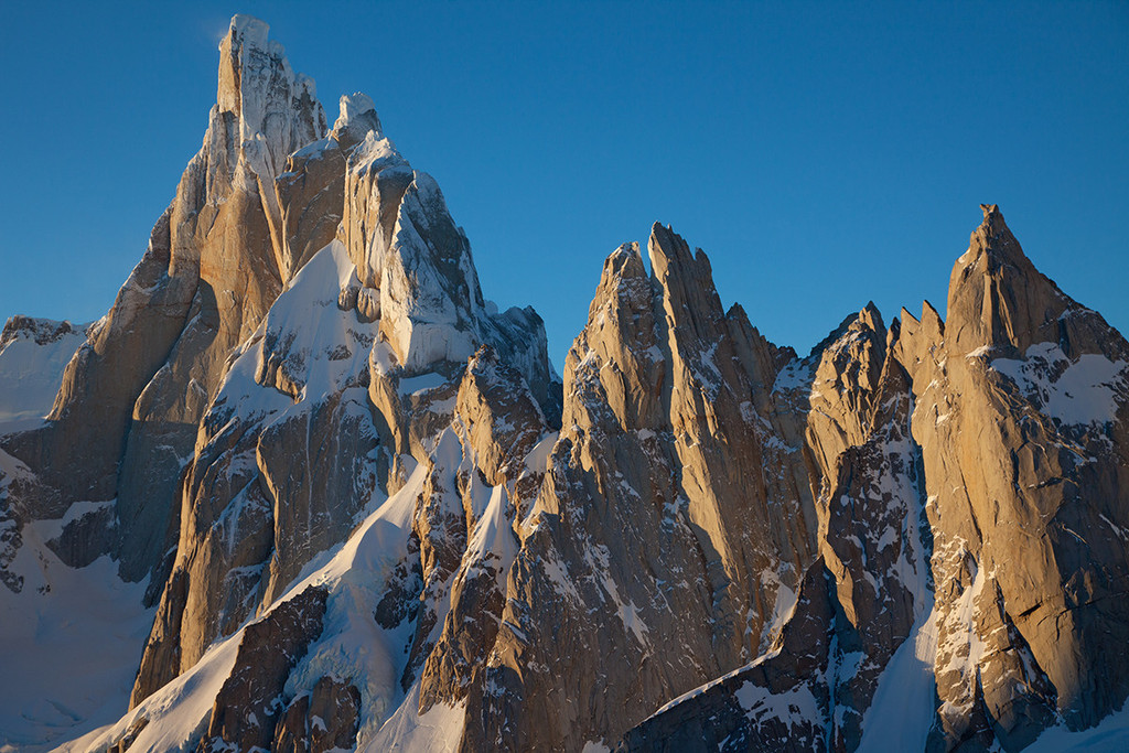 Горный массив Cerro Torre в Аргентине вскоре после восхода солнца. Вид с  Cerro Pollone