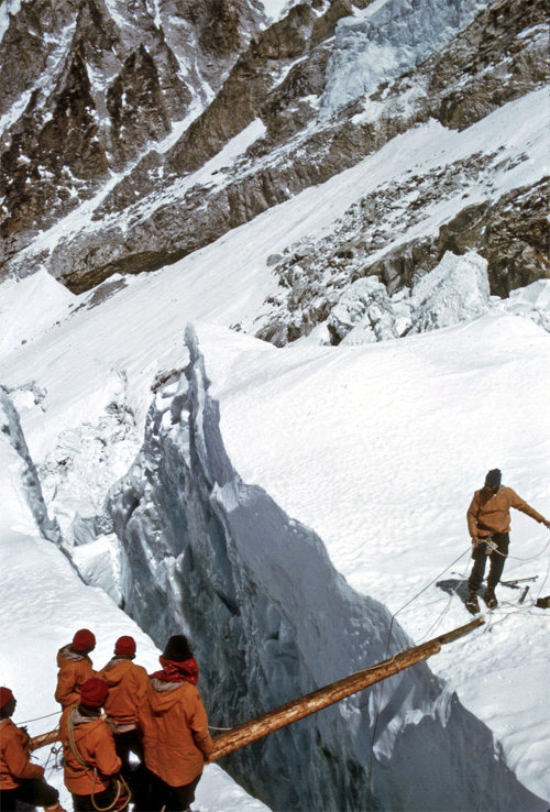 Американская экспедиция 1963 года на Эверест. Преодоление ледовой трещины с помощью бревна