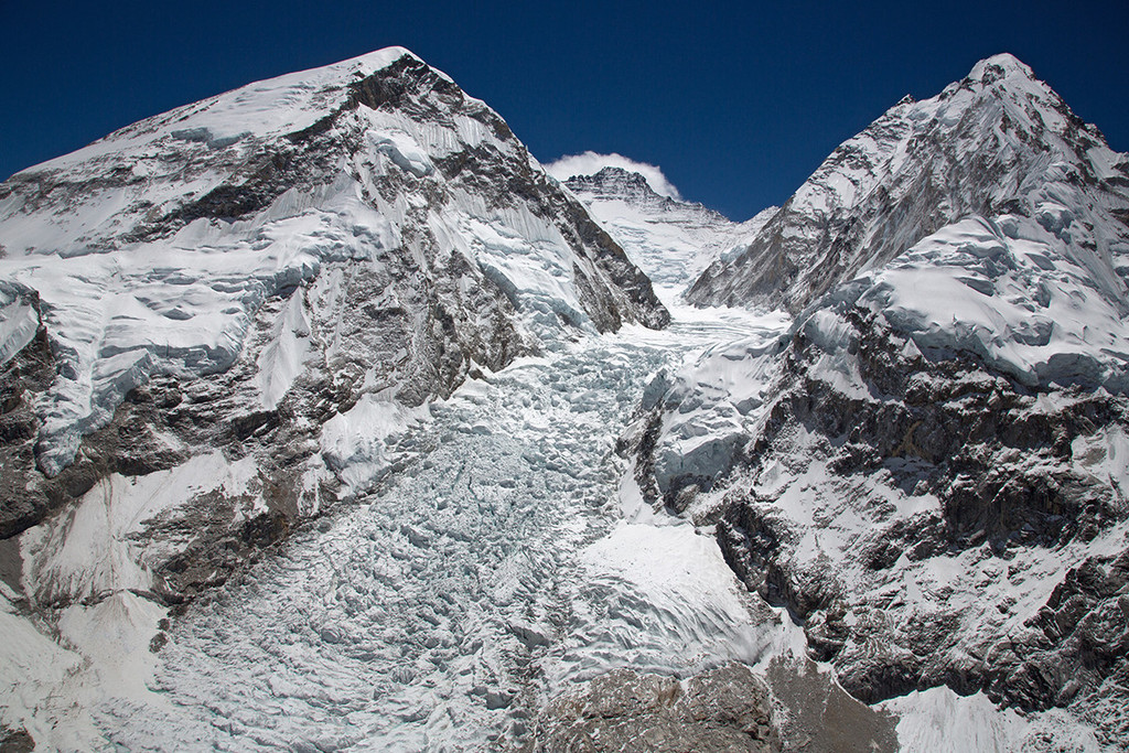 Аэрофотосъемка стандартного маршрута восхождения на Эверест через ледопад Кхумбу. Фото Jon Griffith