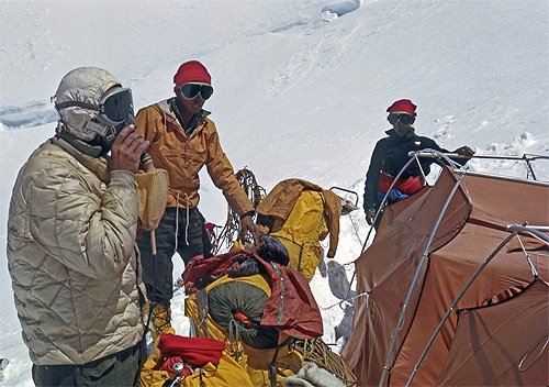 Американская экспедиция 1963 года на Эверест. Тестирование кислородной маски перед штурмовым восхождением