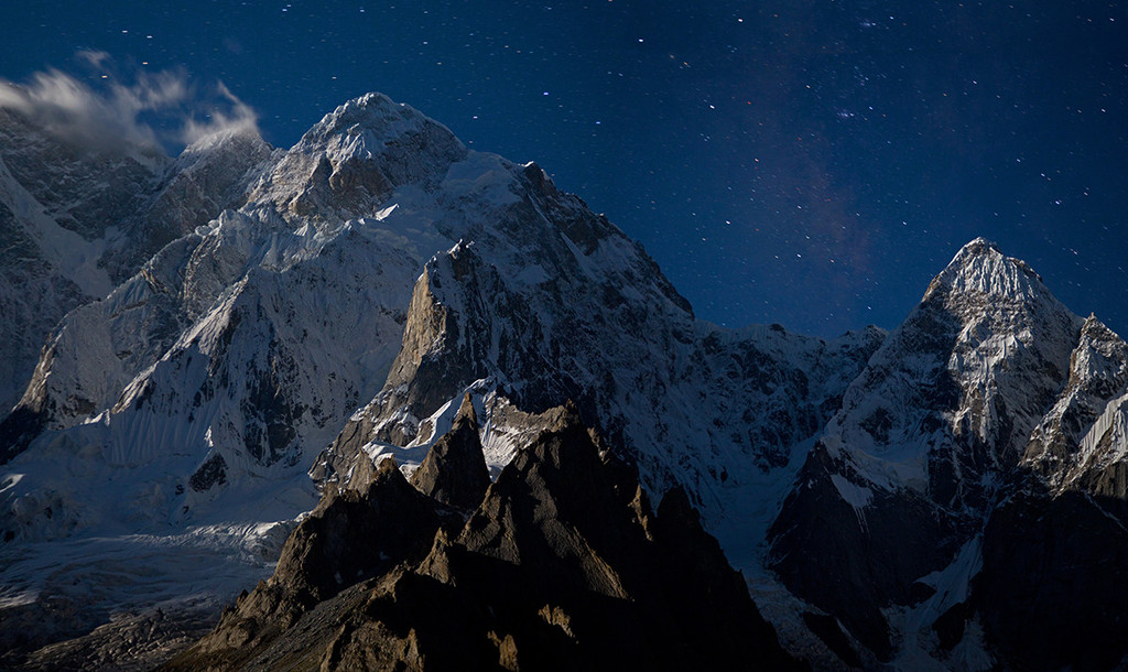 Млечный путь и полнолуние над вершинами К6 Северная (K6 North) и Капура (Kapura), долина Charakusa, Пакистан. Фото Jon Griffith