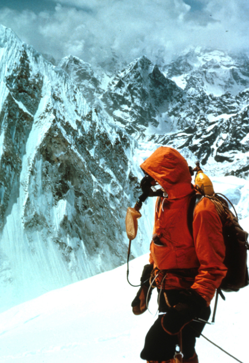 Кислородная маска, пуховик  - новейшие разработки в альпинизме 1963 года которые помогли альпинистам подняться по кулуару Хорнбейна