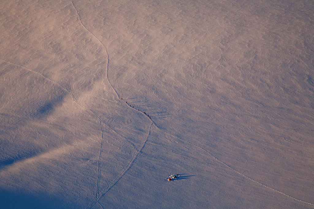 Рассвет над Коль-дю-Миди. Альпинисты начинают свое восхождение на вершину. Шамони, Франция. Фото Jon Griffith