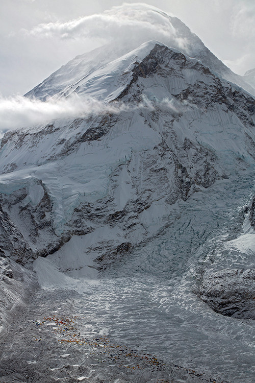 Капризный Эверест. Вид на Базовый лагерь и маршрут по Южному склону. Фото Jon Griffith