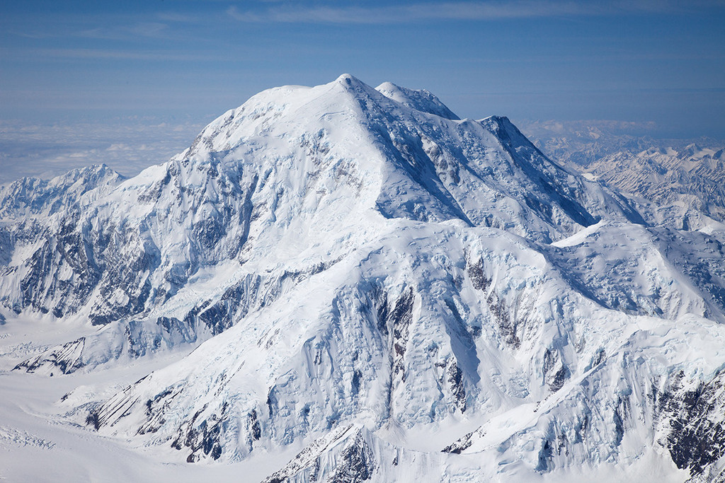 Гора Форакер (Foraker) и вид на стандартный маршрут  Денали, Аляска. Фото Jon Griffith