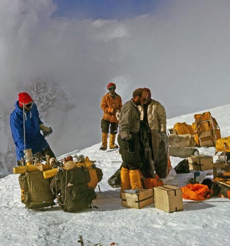 Том Хорбейн (Tom Hornbein) с группой шерпов при переноске вещей на Западный гребень