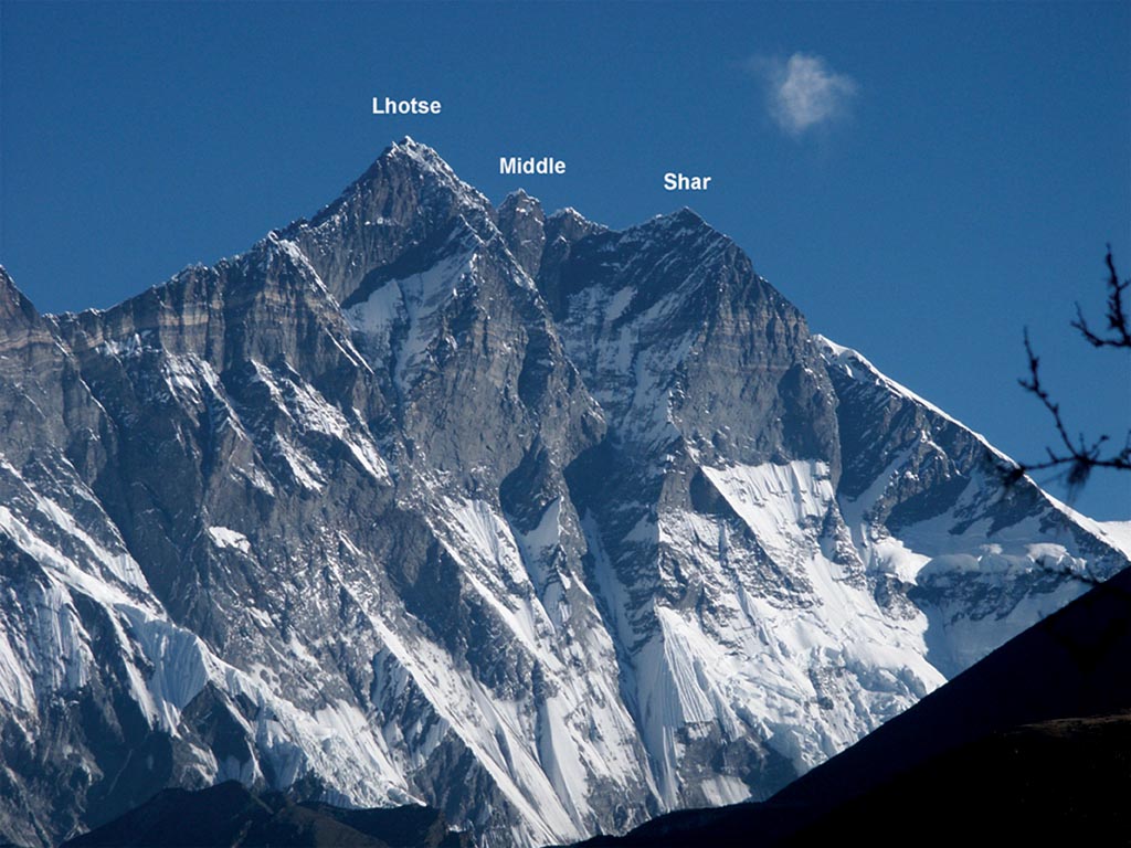 Лхацзе (Lhotse, 8516 м), Лхоцзе Средняя (Lhotse Middle, 8413 м) и Лхоцзе Шар (Lhotse Shar, 8400 м) 