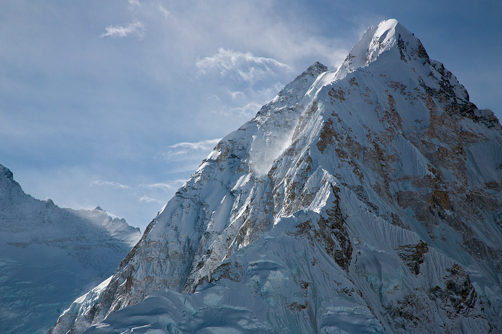 Семитысячник Нупцзе, вид с вершины Пумори. Непал. Фото Jon Griffith