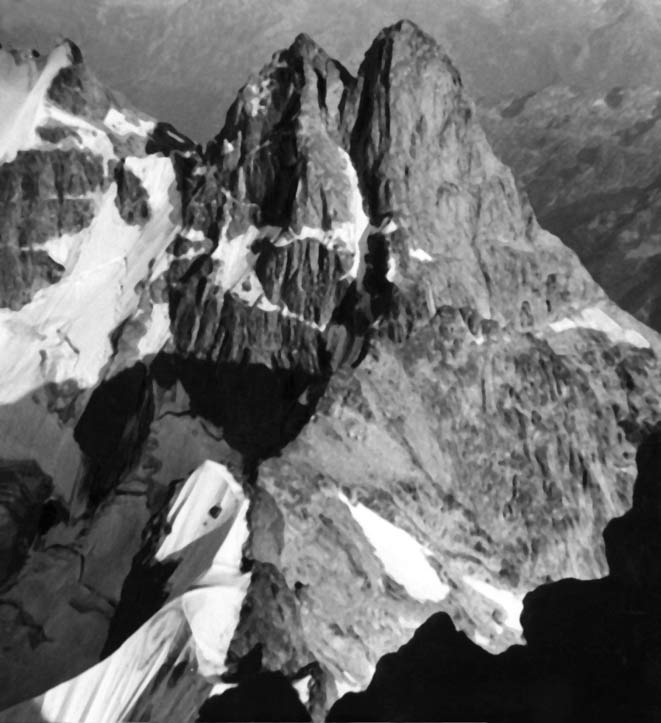 Двойняшка. Вдоль снежного склона Замка (справа) идет узкий скальный гребень и выводит на стену  Вост. вершины Двойняшки – это маршрут 1937 года.  (Фото П.П.Захаров)