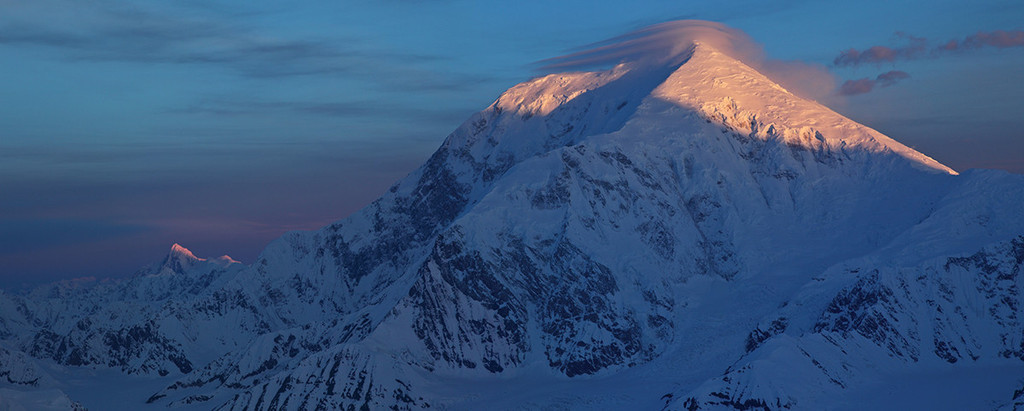 Рассвет на горе Foraker. Вид с вершины Kahiltna Queen, Аляска. Фото Jon Griffith
