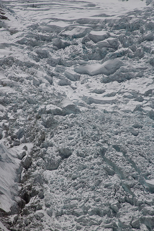 Ледопад Кхумбу - самое опасное место на стандартном маршруте восхождения на Эверест. Фото Jon Griffith