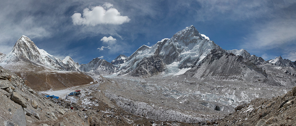 Вид из Gorak Shep на долину Кхумбу на пути к Базовому лагерю Эвереста. Слева - Пумори, справа - Нупцзе . Фото Jon Griffith