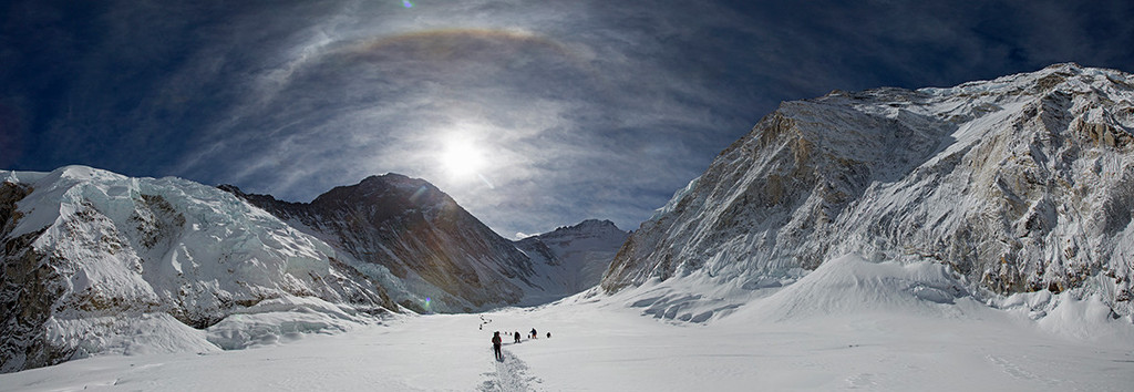 Эверест. Между высотными лагерями Camp I и Camp II. Лхоцзе - посередине, Эверест - слева, Нупцзе справа. Фото Jon Griffith