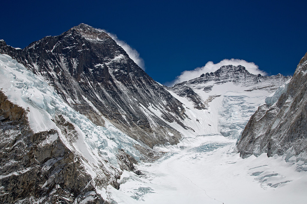 Эверест. Альпинисты совершают восхождение между высотными лагерями Camp I и Camp II. . Фото Jon Griffith