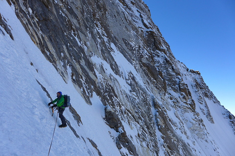  Мик Фаулер (Mick Fowler)  на третий день восхождения на вершину горы Киштвар Кайлаш (Kishtwar Kailash, 6444 м) в Индийских Гималаях