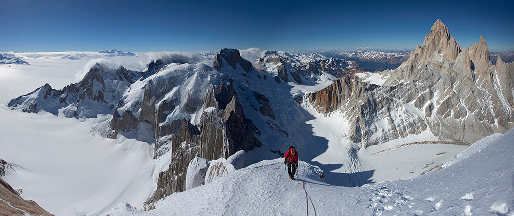 Предвершинный гребень горы Cerro Standhart. Слева - океан Патагонского льда, справа - массив Фицрой ( Fitz Roy). Фото Jon Griffith