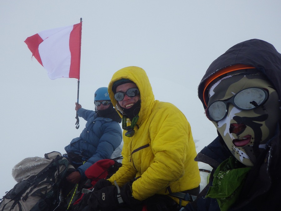  Натан Хилд (Nathan Heald), Луис Криспин (Luis Crispín) и Томас Райан (Thomas Ryan) на вершине Салкантай (Salkantay, 6279 м). Маршрут восхождения по Северо-Восточному гребню
