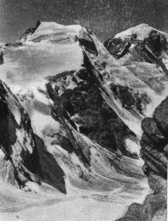 Пик Амбарку (с вершины пика Имаст). Виден крутой ледник, по которому группа В. Буданова под¬нялась на предвершинное плато.  (Фото В. Гусева. 1947)