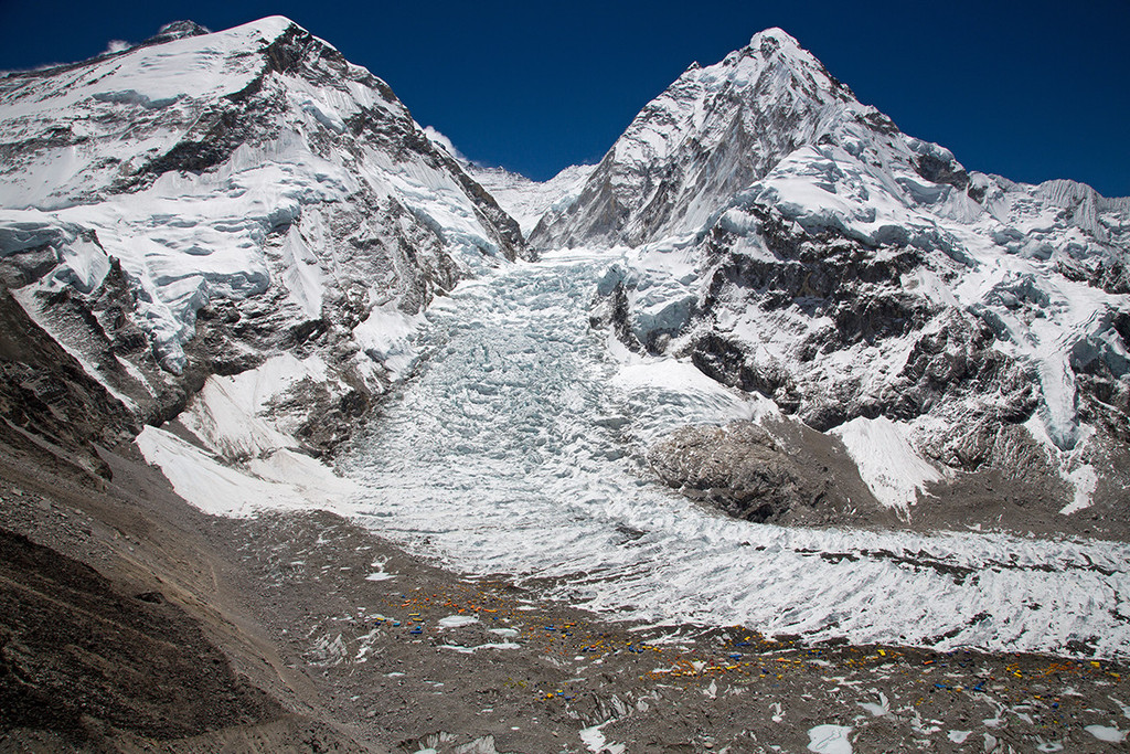 Базовый лагерь и маршрут восхождения по Южной стороне Эвереста. Ледопад Кхумбу, семитысячник Нупцзе справа, Эверест слева, и восьмитысячник Лхоцзе по центру. Фото Jon Griffith