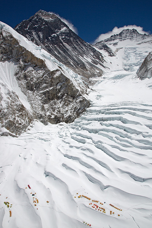 Высотный лагерь Camp I на склоне Эвереста. Прямо по курсу - Лхоцзе. Фото Jon Griffith