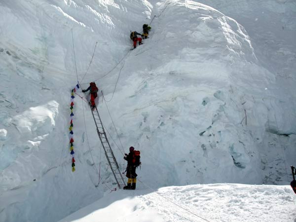 лестница на Ледопаде Кхумбу на Эвересте