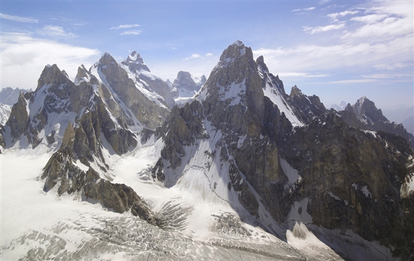 Вид на Западный столп вершины Узун Брак (Uzun Brakk / Conway Ogre). На заднем фоне вершина Байнта Бракк, больше известная как Огре