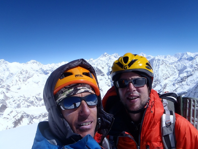  Домен Кастелик (Domen Kastelic) и Санти Падро (Santi Padrós) на вершине маршрута "Monsoon" на Южной стене горы Канг Начуго (Kang Nachugo, 6.735 м)